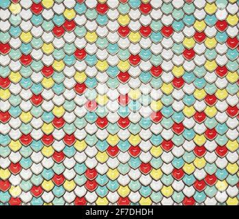 Peau de serpent nacrée bleu clair, jaune, rouge et blanc avec bordures dorées, longue échelle. Imprimé tendance. Mode et arrière-plan élégant. Réf Banque D'Images
