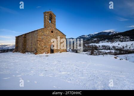 Ermitage de Sant Salvador de Predanies dans un après-midi d'hiver enneigé (Cerdanya, Catalogne, Espagne, Pyrénées) ESP: La ermita de Sant Salvador de Predanies Banque D'Images