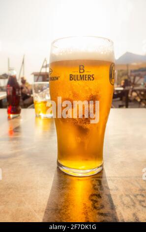 Une pinte de bière sur une table servie dans un restaurant de plage, en Espagne. Banque D'Images