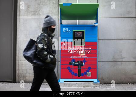 Un casier logistique Ali Express est vu à Varsovie, en Pologne, le 6 avril 2021. Cette année, AliExpress a déclaré qu'elle s'engagerait à améliorer l'exper Banque D'Images