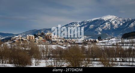 La montagne de Tosa d'Alp et le village de Bellver de Cerdanya dans un après-midi hivernal enneigé (Catalogne, Espagne, Pyrénées) ESP : la Tosa d'Alp y Bellver de Cerdanya Banque D'Images