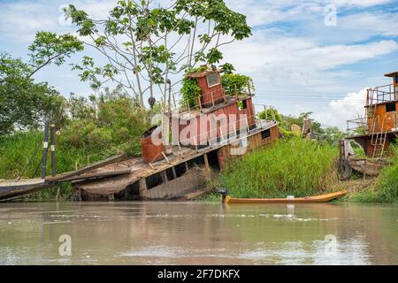 Bateau abandonné sur la rivière Metica à Puerto Lopez, Meta, Villavicencio, Colombie Banque D'Images