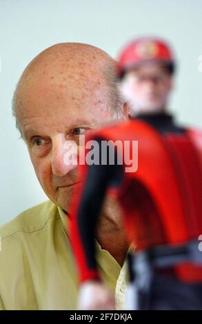 GERRY ANDERSON, CRÉATEUR DE CAPTAIN SCARLET À PINEWOOD STUDIOS.24/6/04 PILSTON Banque D'Images