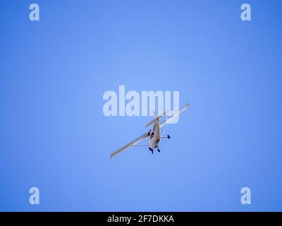 Cessna Skyhawk, piston unique, numéro de queue N205FG, survolant un ciel bleu sans nuages au-dessus de Prescott, Arizona, États-Unis. Banque D'Images