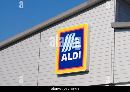 Morbio Inferiore, Tessin, Suisse - 10 mars 2021 : enseigne ALDI dans un magasin du Tessin. ALDI est une société allemande et l'une des Banque D'Images