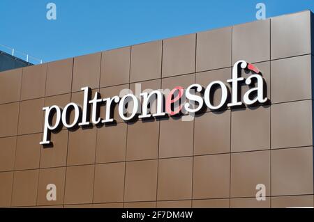 Grancia, Suisse - 12 mars 2021 : panneau Poltronesofa (également connu sous le nom de Poltronesofà) suspendu à l'extérieur d'un magasin à Lugano, Suisse. Poltronesofa i Banque D'Images