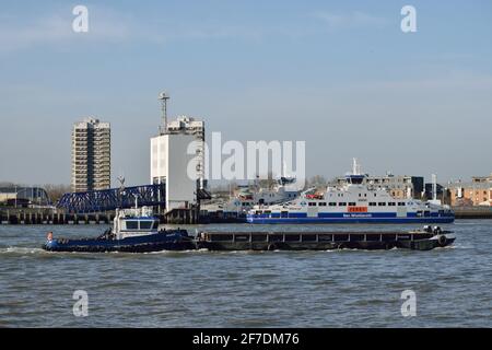 Petit remorqueur poussant une barge sur la Tamise Londres Banque D'Images