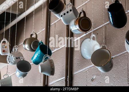 Des tasses en céramique de café ou de thé dansant des cordes dans un joli café rétro en hiver. Banque D'Images