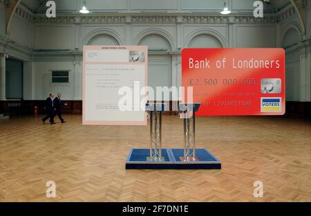 DANS UNE SALLE HORTICOLE VIDE, MICHAEL HOWARD ET STEVE NORRIS À UN APPEL DE PRESSE CRITISISING KEN LIVINGSTONES RECORD SUR LA COURSE À LONDRES. Banque D'Images