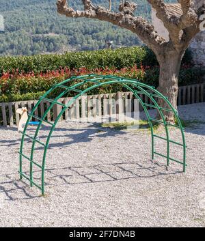 Concept de terrain de jeu pour enfants.ancienne structure en fer vintage pour les enfants. Banque D'Images