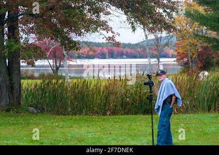 Homme senior en vacances, prend des photos de feuillage d'automne en Nouvelle-Angleterre, Vermont, États-Unis Banque D'Images