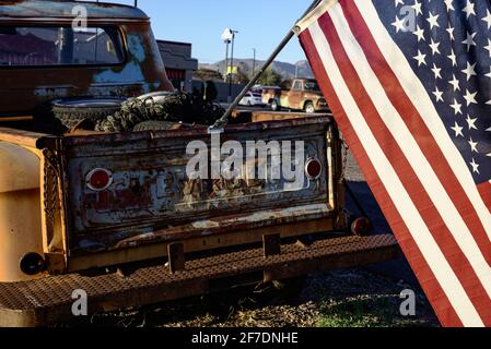 Un pick-up d'époque de la fin des années 1950 avec un drapeau américain qui survole le hayon. Banque D'Images