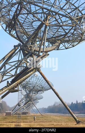 Télescopes radio de synthèse Westerbork construits sur le site du camp de détention et de transit nazi de l'ancienne Seconde Guerre mondiale Westerbork. Banque D'Images