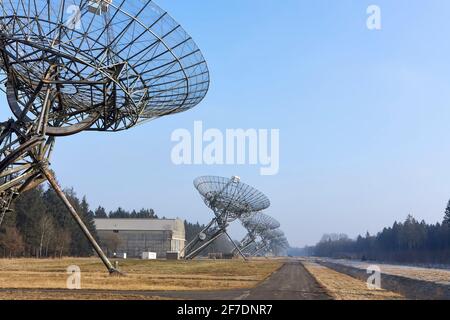 Télescopes radio de synthèse Westerbork construits sur le site du camp de détention et de transit nazi de l'ancienne Seconde Guerre mondiale Westerbork. Banque D'Images