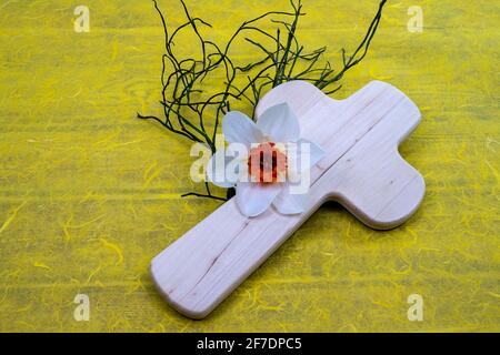 Décoration avec la croix de Jésus jonquille et branches d'arbre sur fond jaune. Modèle pour carte de vœux, carte postale et affiche de l'est. Banque D'Images