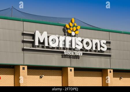 Barry, pays de Galles - Mars 2021: Vue extérieure de la marque à l'extérieur d'une succursale du supermarché Morrisons Banque D'Images