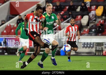 Londres, Royaume-Uni. 06e avril 2021. Ivan Toney de Brentford (L) prend un coup de feu au but. EFL Skybet Championship Match, Brentford / Birmingham City au Brentford Community Stadium, Brentford à Londres, le mardi 6 avril 2021. Cette image ne peut être utilisée qu'à des fins éditoriales. Utilisation éditoriale uniquement, licence requise pour une utilisation commerciale. Aucune utilisation dans les Paris, les jeux ou les publications d'un seul club/ligue/joueur. photo par Steffan Bowen/Andrew Orchard sports photographie/Alay Live news crédit: Andrew Orchard sports photographie/Alay Live News Banque D'Images