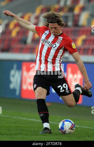 Londres, Royaume-Uni. 06e avril 2021. Mads Bech Sorensen de Brentford en action pendant le match. EFL Skybet Championship Match, Brentford / Birmingham City au Brentford Community Stadium, Brentford à Londres, le mardi 6 avril 2021. Cette image ne peut être utilisée qu'à des fins éditoriales. Utilisation éditoriale uniquement, licence requise pour une utilisation commerciale. Aucune utilisation dans les Paris, les jeux ou les publications d'un seul club/ligue/joueur. photo par Steffan Bowen/Andrew Orchard sports photographie/Alay Live news crédit: Andrew Orchard sports photographie/Alay Live News Banque D'Images