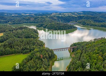 Vue panoramique sur le lac et le pont ferroviaire à Pilchowice. Banque D'Images