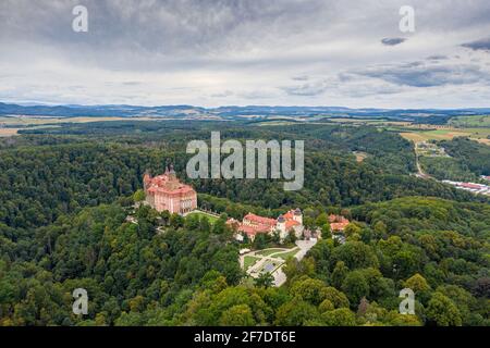 Château à Ksiaz près de la vue aérienne de drone Walbrzych. Banque D'Images