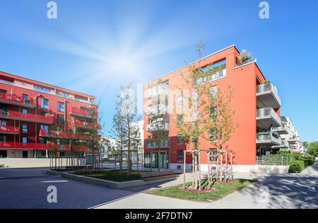 Paysage urbain avec des immeubles d'appartements modernes dans un nouveau quartier résidentiel de la ville, concept de construction industrielle, agent immobilier et vente de condominiu Banque D'Images