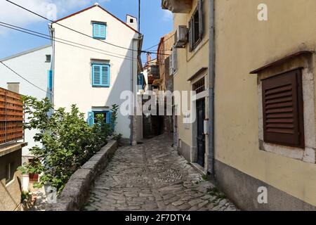 Maisons d'appartements et sentier dans la ville de Vrbnik sur l'île de Krk, vieux bâtiments historiques en été, Croatie Europe Banque D'Images