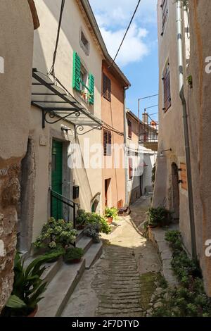 Maisons d'appartements et sentier dans la ville de Vrbnik sur l'île de Krk, vieux bâtiments historiques en été, Croatie Europe Banque D'Images