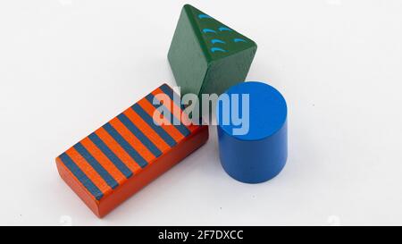 blocs de jouets colorés en bois de formes différentes et couleurs Banque D'Images