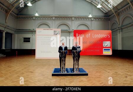 DANS UNE SALLE HORTICOLE VIDE, MICHAEL HOWARD ET STEVE NORRIS À UN APPEL DE PRESSE CRITISISING KEN LIVINGSTONES RECORD SUR LA COURSE À LONDRES. Banque D'Images