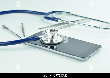 Stéthoscope, smartphone et tournevis. Diagnostic, réparation et entretien du smartphone. Concept un état de santé de l'appareil. Banque D'Images