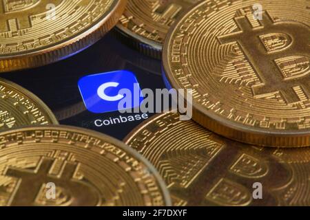 Logo Coinbase à l'écran avec pièces de monnaie en Bitcoin. Ljubljana, Slovénie - avril 06 2021 Banque D'Images