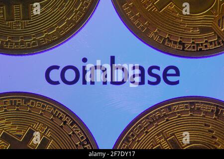 Logo Coinbase à l'écran avec pièces de monnaie en Bitcoin. Ljubljana, Slovénie - avril 06 2021 Banque D'Images