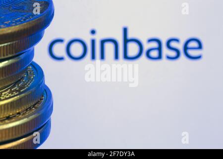 Logo Coinbase à l'écran avec pièces de monnaie en Bitcoin. Ljubljana, Slovénie - avril 06 2021 Banque D'Images