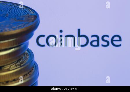 Logo Coinbase à l'écran avec pièces de monnaie en Bitcoin. Ljubljana, Slovénie - avril 06 2021 Banque D'Images