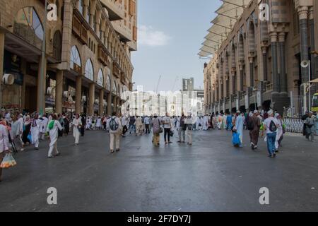 Vue de la ville de la Mecque. Rues de la ville de la Mecque pendant la saison de hajj. Pèlerins musulmans à la Mecque. La vraie vie à la Mecque juste derrière l'horloge d'Abraj Banque D'Images