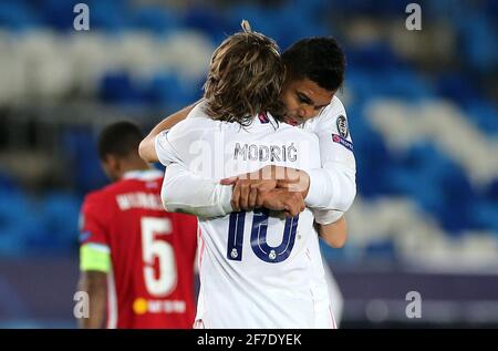 Luka Modric (à gauche) et Diaz Mariano du Real Madrid célèbrent après le coup de sifflet final lors du match de la Ligue des champions de l'UEFA au stade Alfredo Di Stefano, à Madrid. Date de la photo: Mardi 6 avril 2021. Banque D'Images