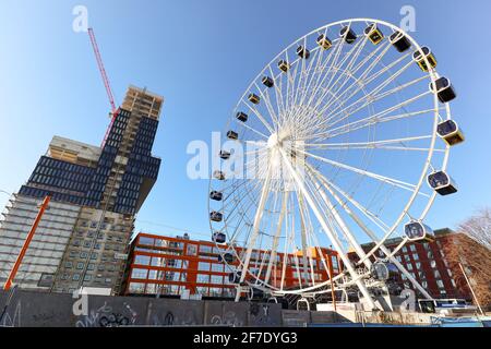 MUNICH BAVIÈRE ALLEMAGNE - DEC 30: Nouveau quartier de Munich Werksviertel avec chantier, bureaux modernes, immeuble résidentiel, Hi-Sky ferris ne Banque D'Images