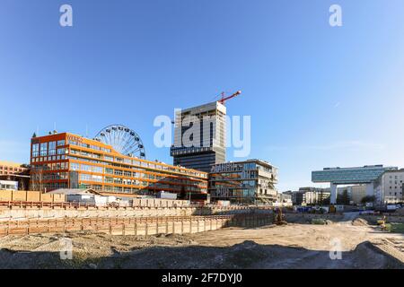 MUNICH BAVIÈRE ALLEMAGNE - DEC 30: Nouveau quartier de Munich Werksviertel avec chantier, bureaux modernes, immeuble résidentiel, Hi-Sky ferris ne Banque D'Images