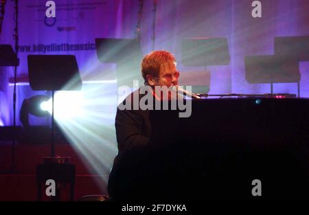 ELTON JOHN AU LANCEMENT DE BILLY ELLIOT LA COMÉDIE MUSICALE AU ROYAL ACADAMY DE LA MUSIQUE À LONDRES.22/6/04 PILSTON Banque D'Images