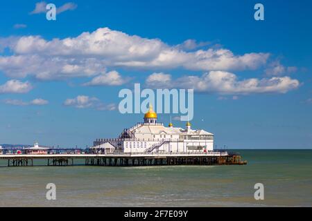 Vue en plein jour sur la jetée d'Eastbourne depuis la rive. Eastbourne, East Sussex, Angleterre, Royaume-Uni. Banque D'Images