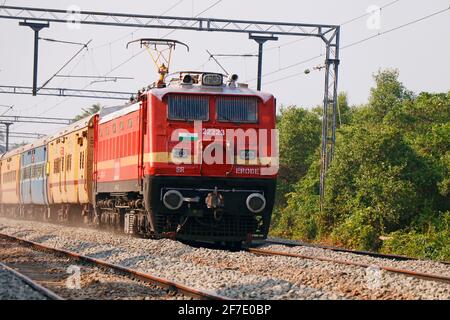 Kochi, Kerala, Inde -2 mars 2021 un train se déplaçant avec un support électrique à travers la voie ferrée indienne Banque D'Images