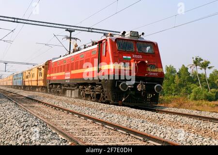 Kochi, Kerala, Inde -2 mars 2021 un train se déplaçant avec un support électrique à travers la voie ferrée indienne Banque D'Images