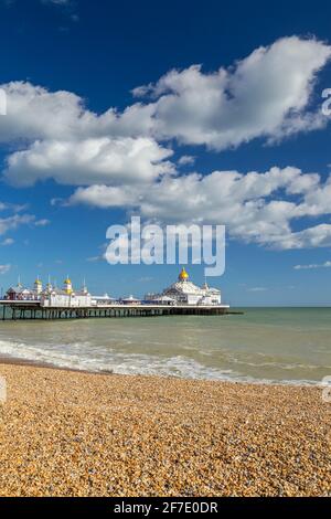 Vue en plein jour sur la jetée d'Eastbourne depuis la rive. Eastbourne, East Sussex, Angleterre, Royaume-Uni. Banque D'Images