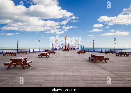 Vue en plein jour sur la jetée d'Eastbourne depuis la rive. Eastbourne, East Sussex, Angleterre, Royaume-Uni. Banque D'Images