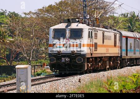 Kochi, Kerala, Inde -5 mars 2021 un train se déplaçant avec un support électrique à travers la voie ferrée indienne Banque D'Images