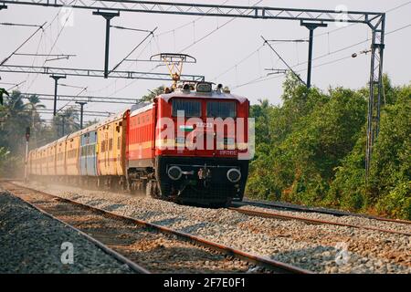 Kochi, Kerala, Inde -2 mars 2021 un train se déplaçant avec un support électrique à travers la voie ferrée indienne Banque D'Images