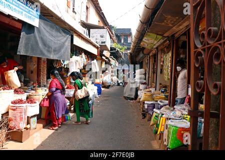 Kochi, Kerala, Inde - 6 mars 2021, marché au côté de la rue à kochi, kerala Banque D'Images