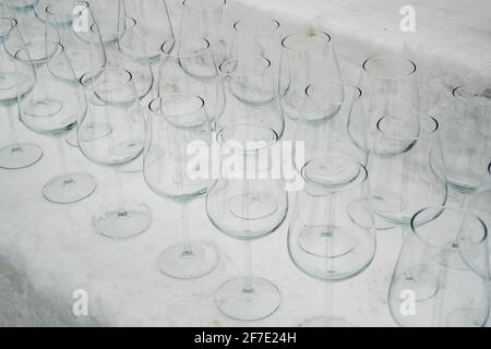 Verres à vin debout sur un bloc de neige ou de glace. Des lunettes sur une surface enneigée, comme un bar à neige. Concept de bar à neige. Banque D'Images