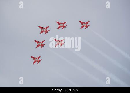 LES DIABLERETS, SUISSE, 10.1.2020: Patrouille Suisse formation équipe d'exposition de l'Armée de l'Air suisse volant Northrop F-5e avion de chasse au-dessus du Banque D'Images