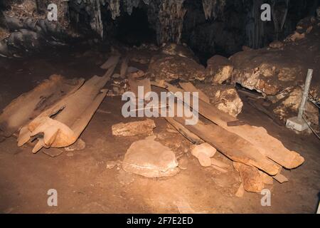 Vue sur les cercueils en bois de thé qui ont été sculptés par Les tribus Lawa gens il y a des milliers d'années à l'intérieur de Grotte de Tham Lot dans la province de Mae Hong son Banque D'Images